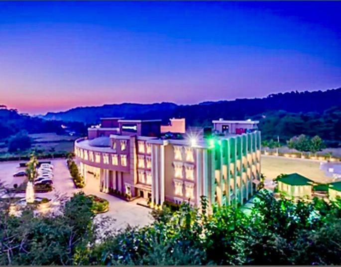 Golden Tulip Chandigarh, Панчкула Экстерьер фото
